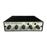 Kompresor s černým kovovým šasi a bílým předním panelem. Na panelu jsou nápisy Really Nice Compressor, FMR Audio a RNC1773, čtyři modré ovládací knof…
