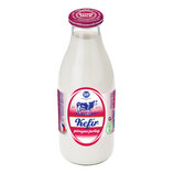 Na fotografii je průhledná plastová láhev s bílým obsahem a červeným víčkem. Štítky nesou značku BOHE MILK a nápisy MLÉKÁRNA OPOČNO 1936, Kefír a při…