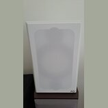 Bílý stojkový reproduktor s textilní maskou přes celý přední panel. V pravém dolním rohu je černé logo AQ. Povrch masky vykazuje v horní a střední čá…