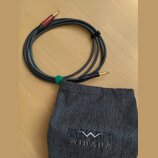 Šedý instrumentální kabel s pozlacenými konektory, sbalený do kruhu a zajištěný černým stahovacím páskem. Na červeném krytu konektoru je nápis silent…