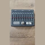 Černý kytarový ekvalizér s nápisy OUTPUT, POWER a INPUT. Na horní straně je deset posuvníků s označením frekvencí od 31.25Hz do 16kHz, vlevo VOLUME a…