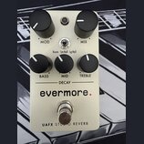 Bílý efekt pedál s nápisem evermore. v dolní části je uveden model UAFX STUDIO REVERB. Zařízení má pět černých otočných ovladačů s popisky MOD, MIX,…