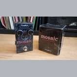 Černý efekt pedál s nápisy Digitech. a mosaic 12 STRING EFFECT, zdobený bílým grafickým motivem s měsícem a symboly. Pedál má dva ovládací knoflíky,…