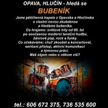 Obrázek obsahuje textový inzerát na hledání bubeníka do kapely v regionu Opava a Hlučín. V dolní části je umístěn digitálně zpracovaný obrázek bicí s…