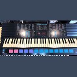 Černý digitální klávesový nástroj s bílými a černými klávesami. Na horním panelu je nápis MUSIC STATION, digitální displej zobrazující červená čísla…