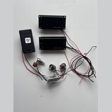 Dva černé humbuckery s nápisem Seymour Duncan, jeden černý plastový box s bílým logem v trojúhelníku a sada elektroniky. Soubor obsahuje dva potencio…