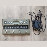 Zelený looper Line 6 JM4 Looper s kovovým šasi a ovládacími prvky. Na předním panelu jsou čtyři spínače, displej a řada otočných potenciometrů s nápi…