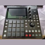 Černý sampler MPC ONE značky AKAI PROFESSIONAL s integrovaným displejem. Zařízení obsahuje 16 gumových padů, několik ovládacích knofíků a řadu progra…