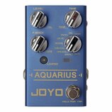 Modrý efekt pedál s nápisy AQUARIUS a JOYO v žluté barvě. Zařízení má čtyři chromované oválné knoflíky s popisky LEVEL, TIME, VOL, TONE a F.BACK. Kol…
