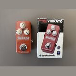 Kytarový efekt pedál v červené barvě s nápisy SHAKER MINI VIBRATO, true bypass a logem tc electronic. Pedál má tři bílé oválné ovladače s popisky DEP…