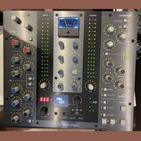 Stříbrný rackový procesor s nápisy Solid State Logic, SSL UC1 a BUS COMPRESSOR. Zařízení obsahuje numeroustočítka, přepínače a LED indikátory v sekcí…