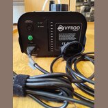 Černý kouřový stroj s nápisem ADJ VF1100 a webovou adresou www.adj.com. Na předním panelu jsou kontrolky READY a HEATING, zelené tlačítko FOG a nápis…