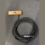 Dřevěný obdélníkový box s nápisem Seymour Duncan a malým logem nad ním. Z boxu vede černý kabel zakončený stříbrným 6,3mm jack konektorem. Povrch dře…