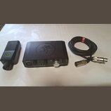 Na fotografii je černý zvukový interface, mikrofon a kabel. Interface má na horní straně kulaté logo s postavou a nápisy ONYX, LINE INPUT 1, LINE INP…