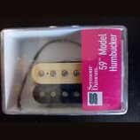 Průhledný plastový obal obsahuje dva humbuckery, jeden v krémové a druhý v černé barvě. Na růžovém štítku je uveden nápis Seymour Duncan 59 Model Hum…