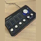 Černý audio rozhraní s nápisem AUDIOFUSE STUDIO. Zařízení obsahuje čtyři vstupní kanály označené jako INPUT CHANNEL 1 až 4, každý s vlastními přepína…