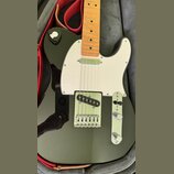 Černá elektrická kytara typu Telecaster s bílým pickguardem a světle hnědým javorovým hmatníkem. Nástroj má jeden krkový snímač a jeden mostový sníma…