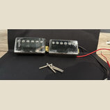 Dvě elektrické snímače typu humbucker s chromovaným krytem. Povrch krytů vykazuje značné množství škrábanců a otřepů. K snímačům jsou přiloženy tři k…