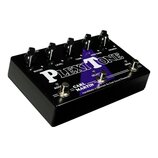 Černý kytarový efekt pedál s nápisem PLEXITONE a jménem CARL MARTIN. Na horní straně jsou čtyři černé ovládací knoflíky s popisky LEVEL, TONE, HIGH G…