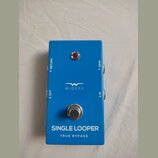Modrý efekt pedál s nápisy WIDARA a SINGLE LOOPER. V horní části je červená kontrolka, v dolní části stoupací spínač a nápis TRUE BYPASS. Na bocích j…