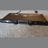 Černý distribuční panel napájení s nápisem AMERICAN AUDIO a označením modelu PDP-950. Přístroj má digitální červené displej s písmenem V, dva černé o…
