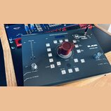 Černý monitorovací kontrolér s nápisy Heritage Audio a R.A.M. SYSTEM 2000. Uprostřed se nachází velký červený otočný knoflík, vedle něj jsou tlačítka…
