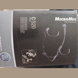 Fotografie znázorňuje krabici od mikrofonu. Na černé části obalu je bílý nápis MicroMic THE ORIGINAL, model C 520 VOCAL a texty v několika jazycích z…