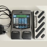 Šedý kytarový procesor s výrazem Digitech RP 250 a nápisem MODELING GUITAR PROCESSOR. Zařízení obsahuje digitální displej, řadu tlačítek pro ovládání…