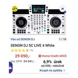 Bílý DJ kontrolér s černými jog-wheels a ovládacími prvky. Na horní části jsou nápisy DENON DJ a SC LIVE 4. Za přístrojem je umístěn bílý monitor zob…