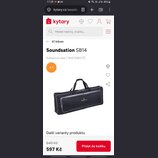 Černý klávesový obal s bílým lemováním a dvěma rukojetmi nahoře. Na přední straně je umístěno logo a nápis soundsation. Produkt je zobrazen na bílém…