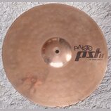 Kruhový mosazný činel s viditelným kovánívým povrchem. Na pravé straně je černý nápis pAiste a pod ním model PST 8 s doplňkem 16" ROCK CRASH. Povrch…