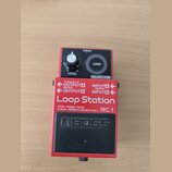 Červený efekt pedál s černým spínacím pedalem a ovládacími prvky. Na zařízení jsou nápisy CHECK, LOOP, LEVEL, STOP/UNDO, OUTPUT A (MONO), INPUT A (MO…