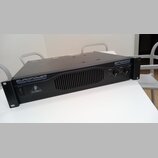 Černý výkonový zesilovač v rackovém provedení. Na předním panelu jsou nápisy EUROPOWER, PROFESSIONAL SOUND REINFORCEMENT SERIES a logo BEHRINGER. V p…