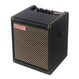 Černý kompaktní kytarový kombozesilovač s texturovaným povrchem a béžovou přední síťovkou. V horní části jsou tři ovládací knoflíky a vstupní zásuvka…
