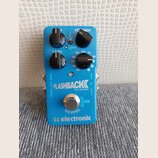 Modrý efekt pedál s nápisy FLASHBACK DELAY AND LOOPER a tc electronic. Na horní části jsou tři černé ovládací knoflíky, přepínač s označením MASH a n…
