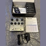 Stříbrný efekt pedál s nápisem VENTRIS DUAL REVERBS. Na horní straně jsou čtyři ovládací knoflíky, dva přepínače a několik přepínacích switchů. K ped…
