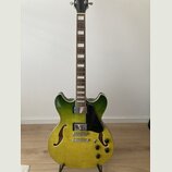 Polodupatá elektrická kytara s žlutozeleným přechodem barvy na těle a hnědým hmatníkem s blokovými vložkami. Nástroj má dva humbuckery, stříbrný most…