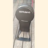 Černý elektronický bicí pad na stojanu. Na horní části je bílý nápis Roland a pod ním V-Drums. Povrch padu i stojanu je v dobrém stavu bez viditelnéh…