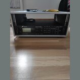 Černý rackový procesor s nápisem FRACTAL AUDIO SYSTEMS a označením Axe-Fx II HD HARMONY PROCESSOR. Zařízení je umístěno v kovovém racku stříbrné barv…