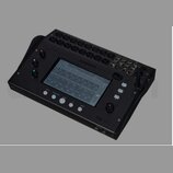 Černý digitální mixážní pult s integrovaným dotykovým displejem a ovládacím joystickem. Na horní hraně je nápis ALLEN&HEATH a v pravém dolním rohu oz…