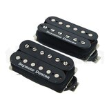 Dva elektrické kytarové snímače typu humbucker v černé barvě s černými plastovými kryty. Na spodní části obou snímačů je bílý nápis Seymour Duncan. S…