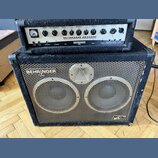 Černý basový kombozesilovač značky BEHRINGER, model ULTRABASS 3X4500H. Horní část tvoří zesilovač s ovládacími prvky a nápisem 450-WATT BASS AMPLIFIE…
