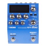 Modrý kytarový syntetizátor s nápisy BOSS, SYNTHESIZER a SY-200. Zařízení má v horní části displej, několik stříbrných otočných ovladačů a dvě stoupa…