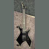 Černá elektrická kytara s ostrými hranami korpusu a hlavy, zakončená bílým lemováním. Na hlavě je bílý nápis "BC Rich". Nástroj má dva humbuckery, tř…