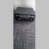 Černý kompaktní kytarový zesilovač s nápisy Peavey a 6505 PIRANHA™. Na předním panelu jsou tři ovládací knoflíky s popisky GAIN, EQ a VOLUME, přepína…