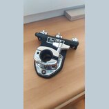 Černý kovový držák s chromovanými prvky a utahovacím šroubem. Na bílém štítku je nápis Pearl I.S.S. INTEGRATED SUSPENSION SYSTEM a drobný text made i…
