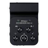 Černý kompaktní mixér s nápisy Roland a GO:MIXER PRO-X. Zařízení má pět otočných černých ovladačů a dvě kontrolky s popisky POWER a PEAK. Nad ovladač…