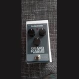 Kytarový efekt pedál v tmavě šedém provedení s bílými nápisy. Na horní hraně je logo tc electronic a uprostřed název modelu GRAND MAGUS DISTORTION. P…