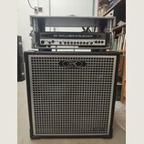 Basový kombozesilovač tvořený dvěma částmi. Horní racková jednotka nese nápis GK GALLIEN-KRUEGER 700RB. Spodní reproduktorová skříň má stříbrnou mříž…