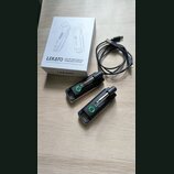 Na fotografii je bezdrátový systém LEKATO WS-70 MINI DIGITAL WIRELESS SYSTEM v originální bílé krabici s černým kabelem USB. Sada obsahuje dva černé…